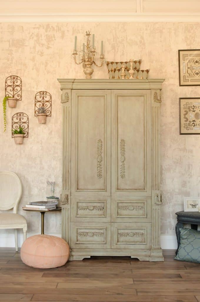 Fresco on wardrobe Lichen