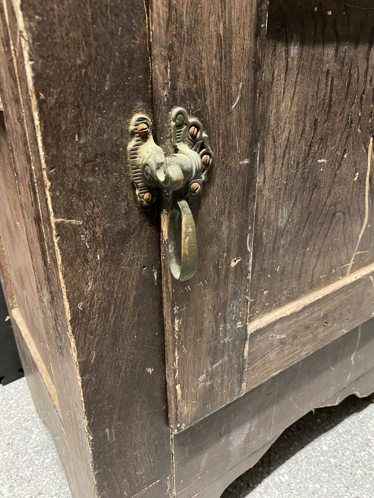 hardware on vintage fridge